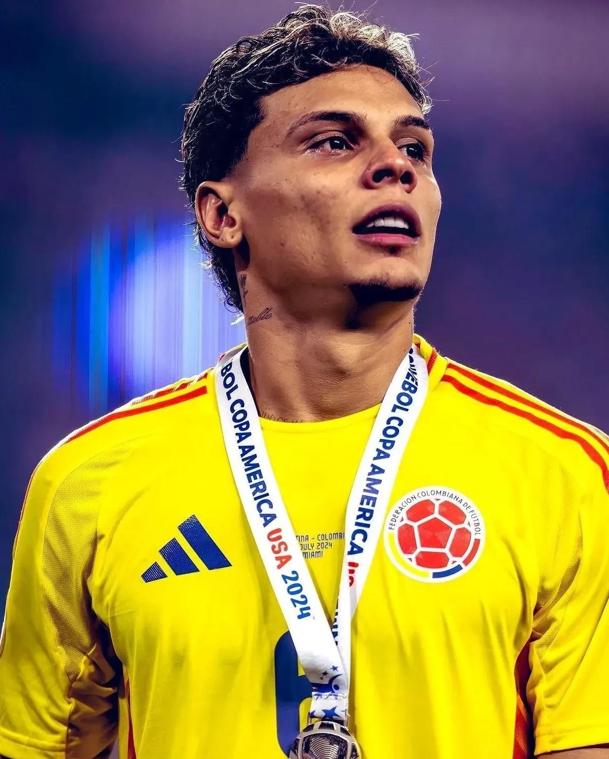 集结日曼联调整名单以备意大利杯，更衣室发声环节打磨，气氛紧张，阵容厚度经受考验的简单介绍